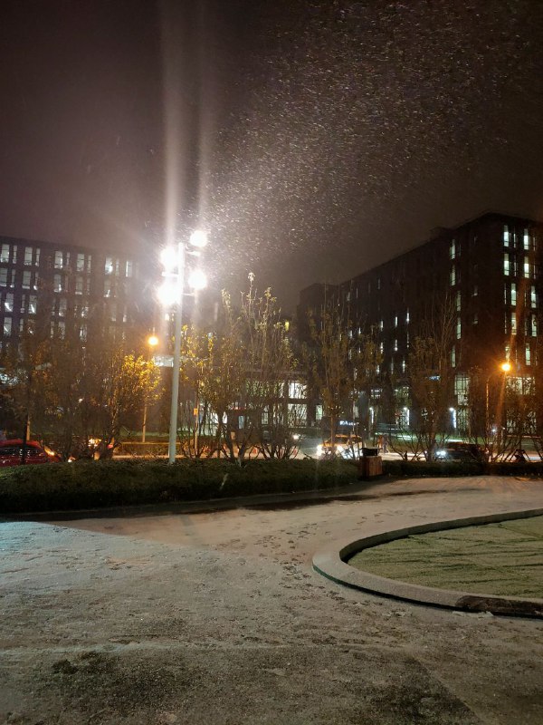 此时此刻啃着鸡腿打游戏，嘿嘿，望着雪景美滋滋