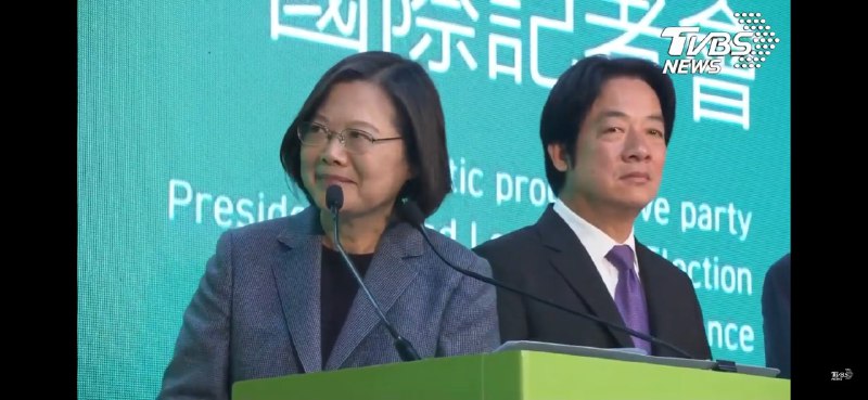 小英这一幕好有意思，听了bbc的提问之后 回答了一句 然后又等翻译哈哈哈