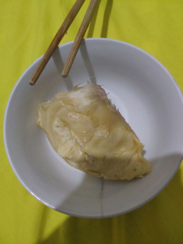 虽然夜蛮深了 但是躺在家里吃榴莲真的好开心啊