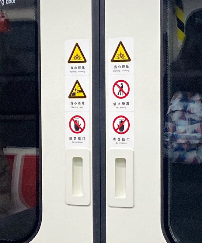 挤手logo竟然是镜像的